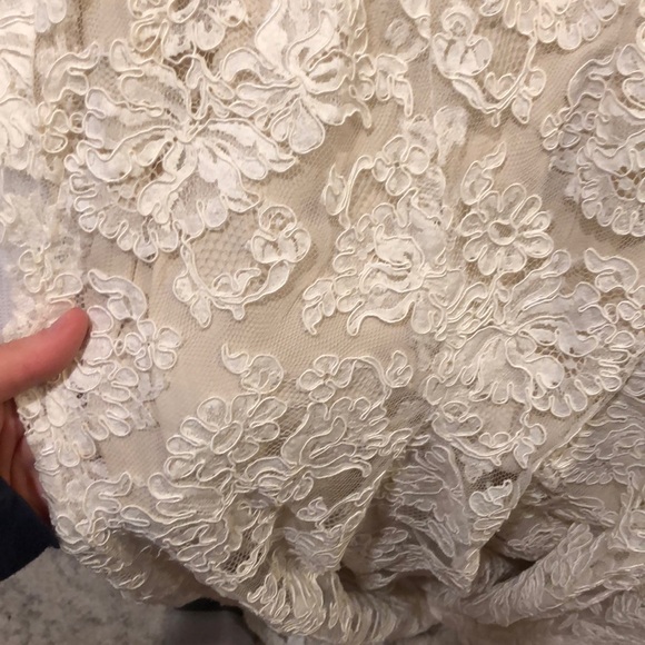 Monique Lhuillier backless wedding dress - Picture 5 of 7